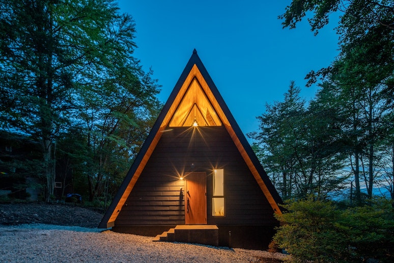 夜のAフレームハウス。ライトが素敵な雰囲気を醸し出します。