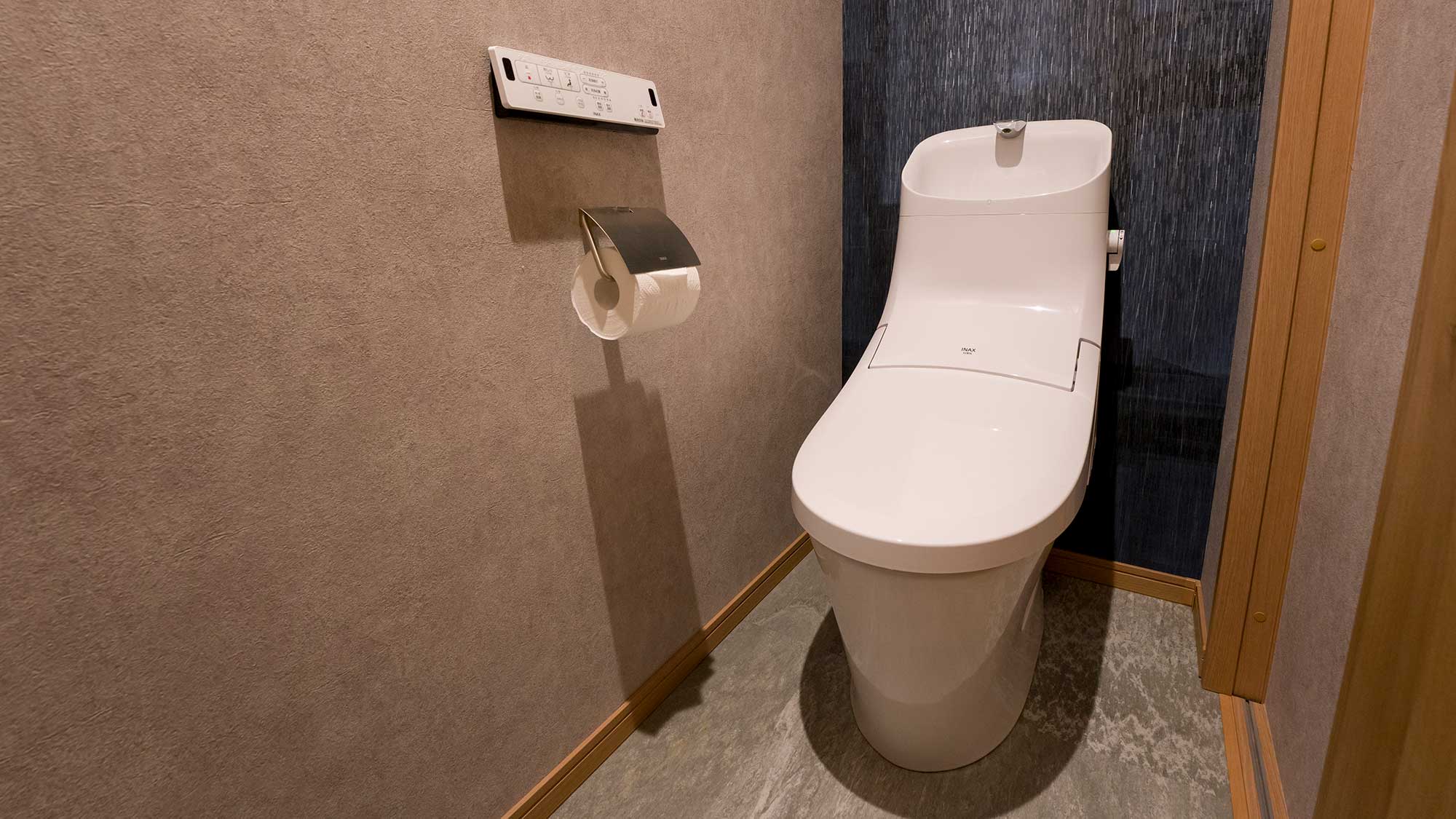 【スタンダードファミリールーム】温水洗浄機能付きトイレ