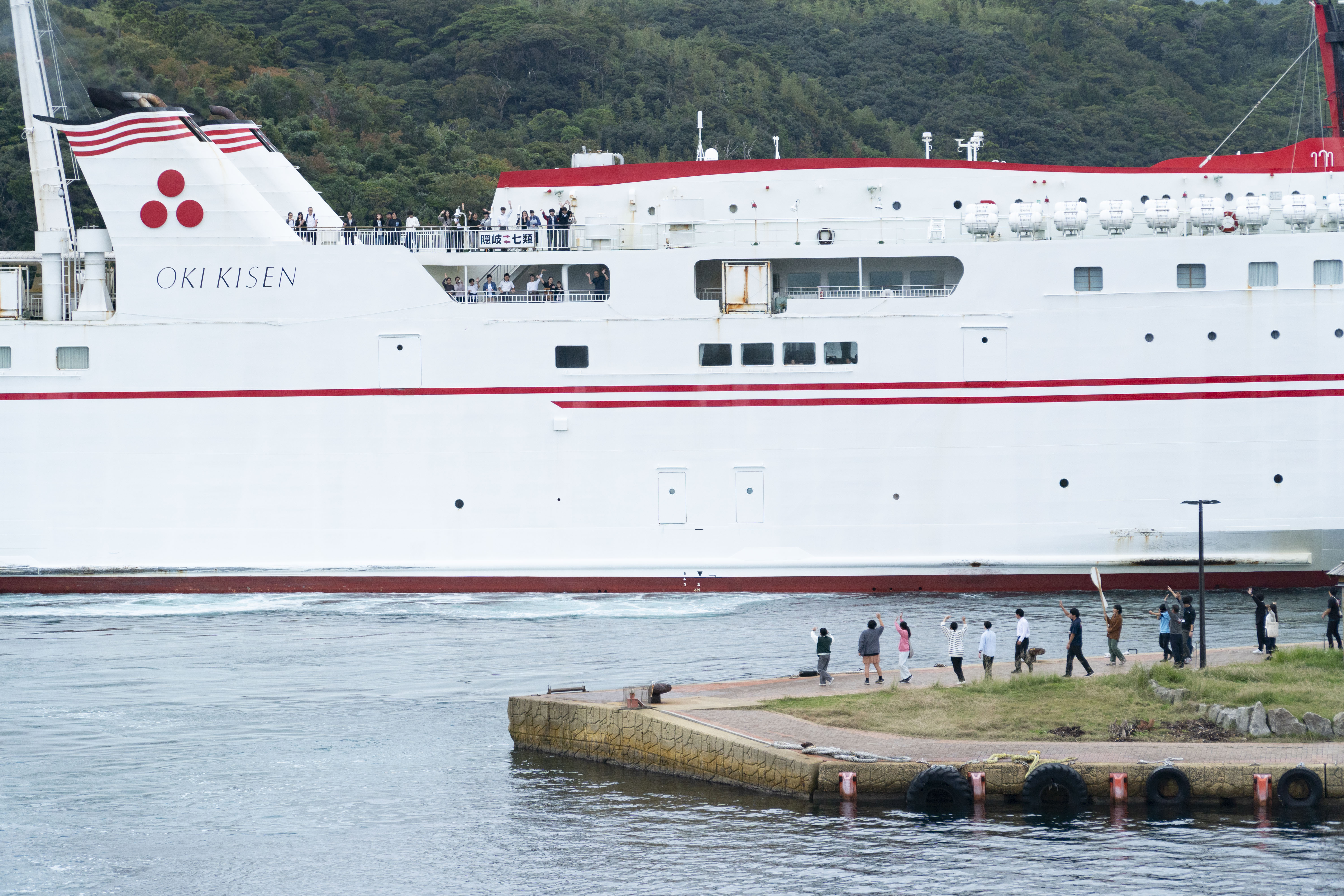 離島する方達を見送る島民