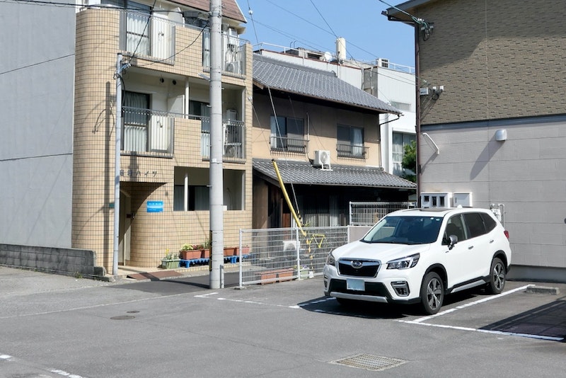 宿のすぐ前に無料の駐車場があります。部屋の予約の時、リクエストください。