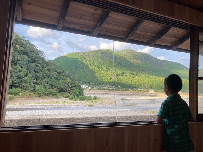窓から見える熊野川
