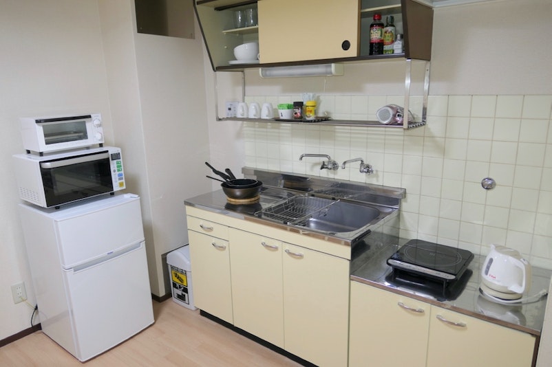 キッチンには冷蔵庫、電子レンジ、オーブントースタ、IHコンロ、湯沸かしポットを備えています。