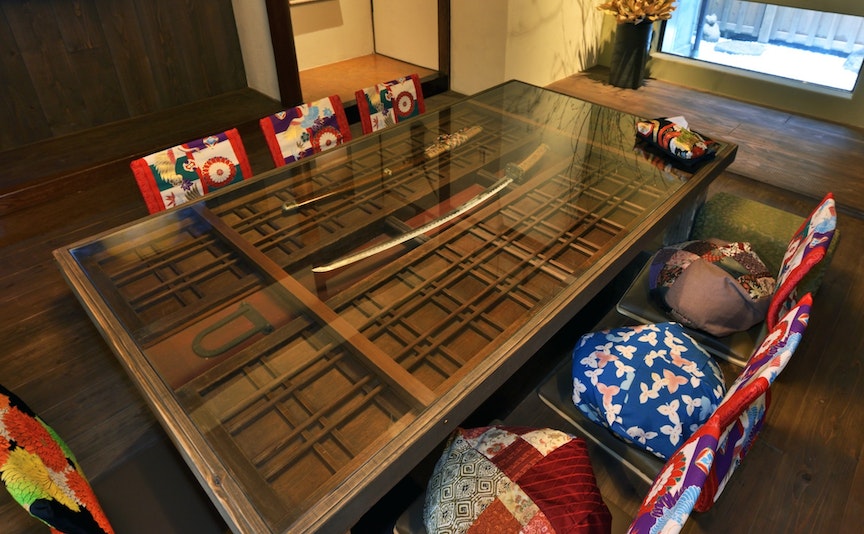 リビングルームのテーブル(掘りごたつ式、8名用)強化ガラスの下に刀埋め込み