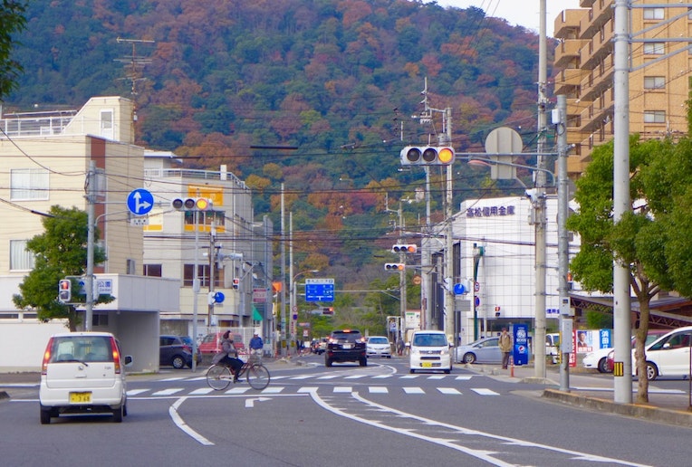 琴電“栗林公園駅”から宿まで歩いて6分ぐらいです。正面に栗林公園の緑が見えます。