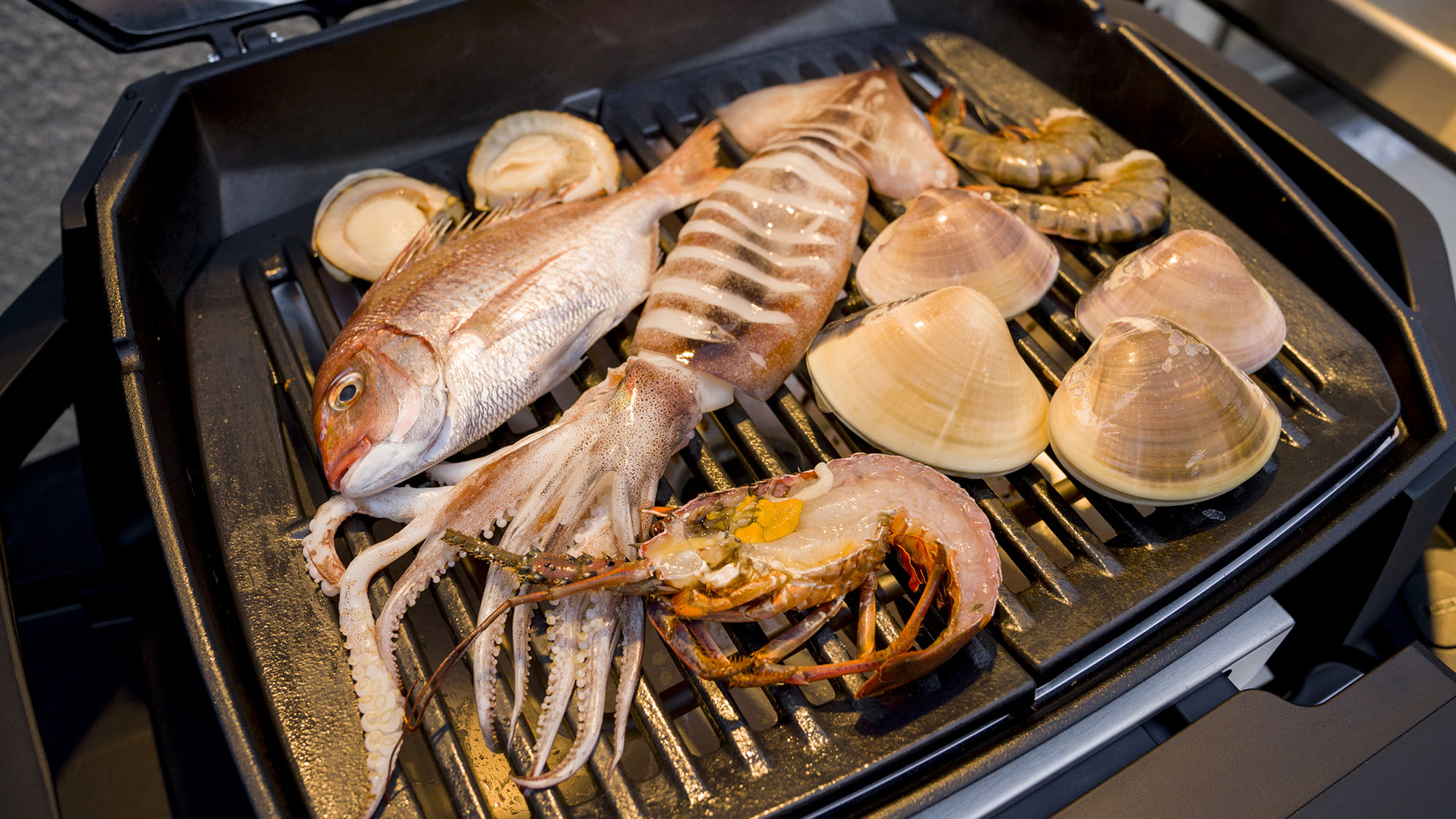 【海鮮BBQ】調理例（お部屋により設置器具が異なります。食材に合わせて調理をお楽しみください）