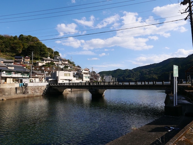 二木島を流れる逢川。伊勢の神と熊野の神様が出合う場所と言われています。