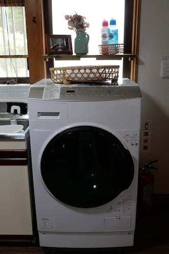 洗濯乾燥機をご用意しております。お天気が良ければ2階のベランダで自然乾燥も可能です。