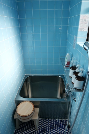 大変小さな湯船ですので、お身体の大きなお客様はくれぐれもご留意くださいませ。