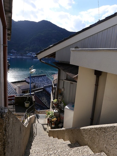宿に向かう階段。