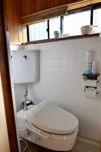 ウォシュレット付き洋式トイレ。大変狭くなっておりますので、お身体の大きなお客様はご留意くださいませ。
