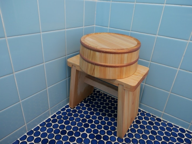 お風呂場には木曽ヒノキの桶とイスをご用意しております。