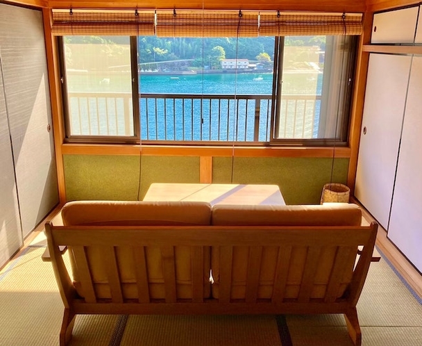 寝室からの二木島湾の景色をご覧頂けます。