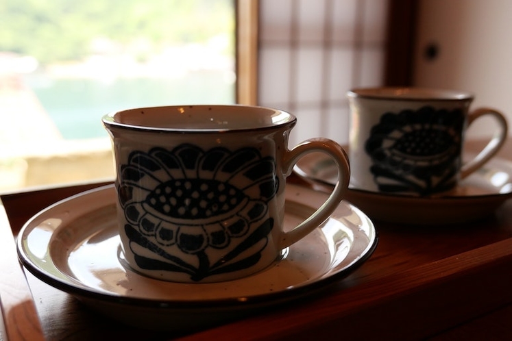 昭和レトロなコーヒーカップでカフェタイムをお楽しみください。