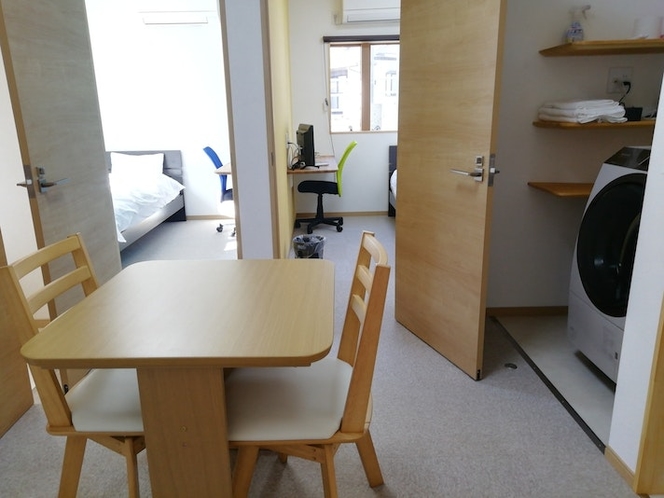 談話室から左右の個室