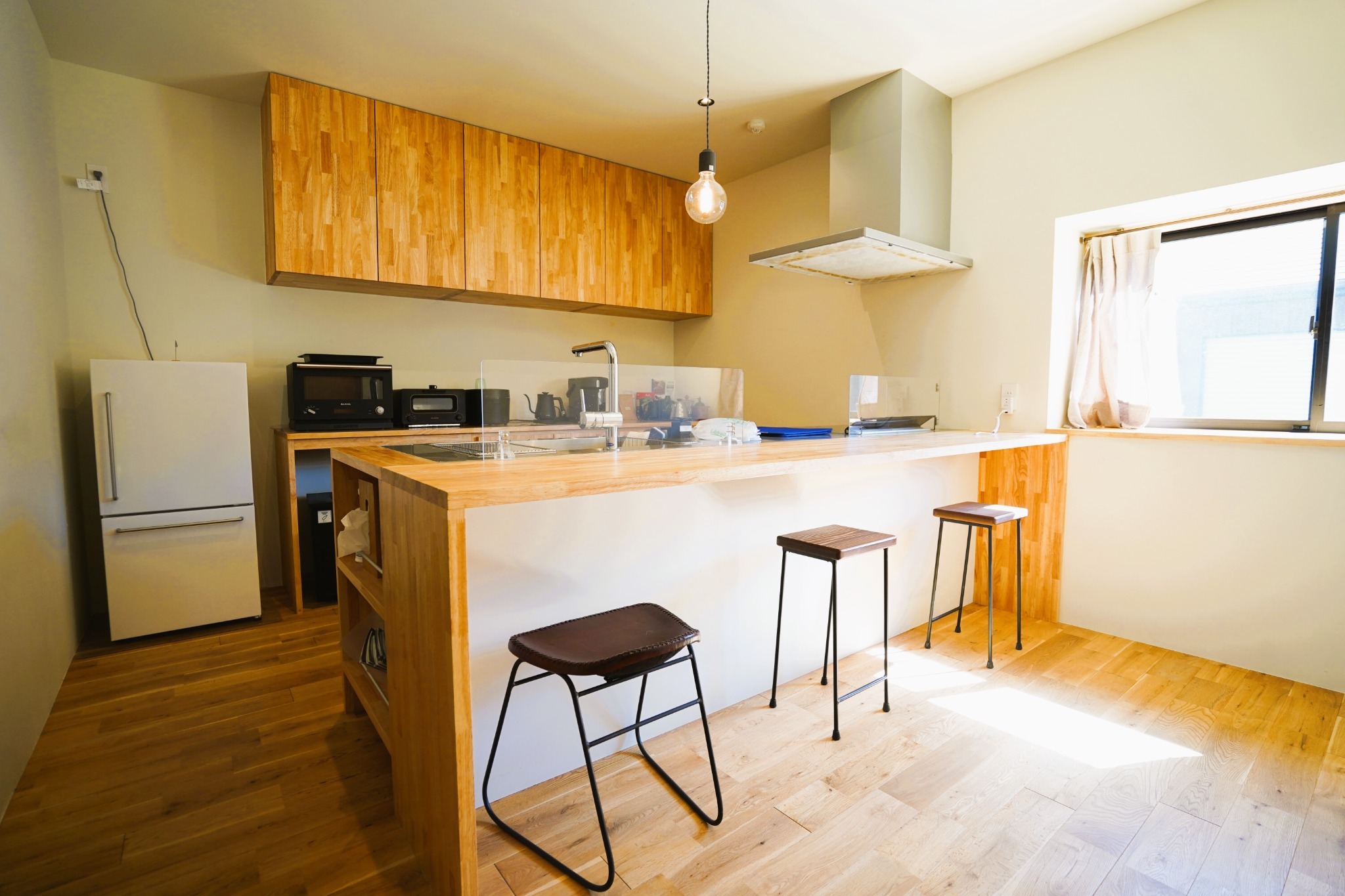 豊富な調理器具とカトラリーを備えたキッチン