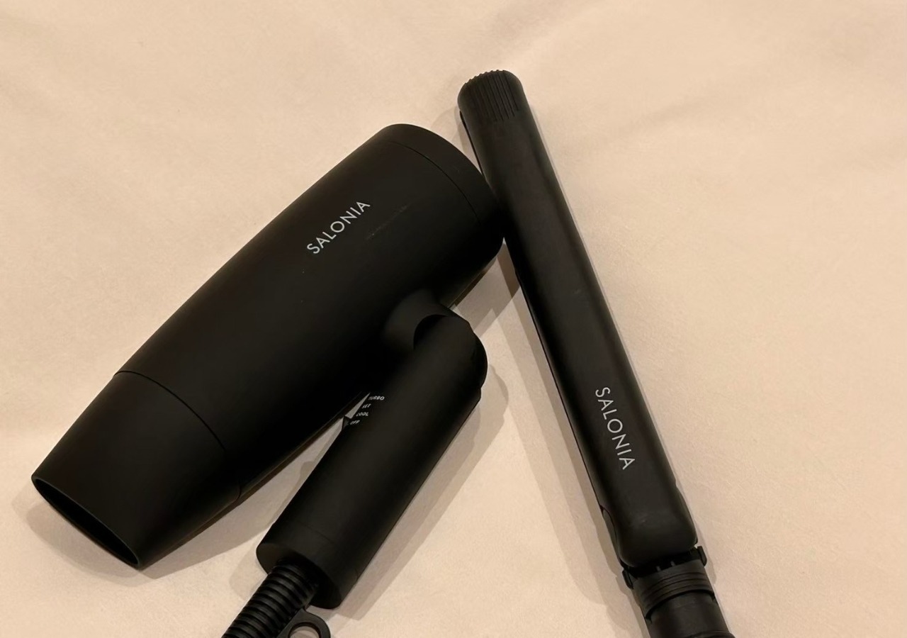 ドライヤーとヘアアイロンもございます。