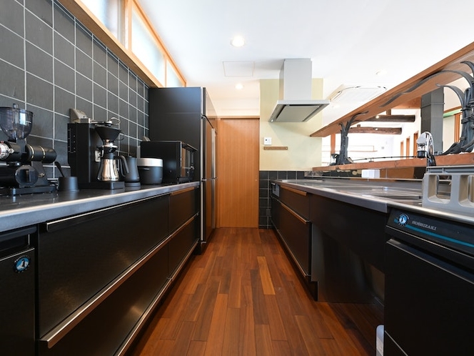 (キッチン)キッチンは黒とシルバーで統一したスタイリッシュなシステムキッチンとバルミューダを中心とし
