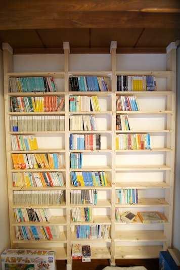 本棚の本は自由にご覧いただけます