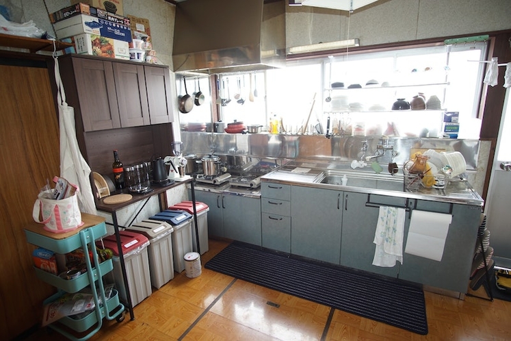 キッチンには多くの調理器具を用意しております
