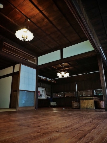 天井には亜麻仁油、床には柿渋を塗った体に優しい空間