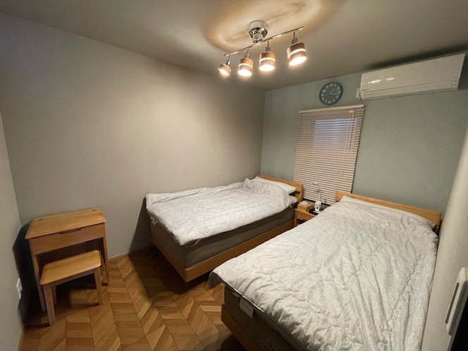 シングルベッド2台のベッドルーム