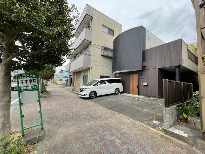 ゲストハウス外観&駐車場