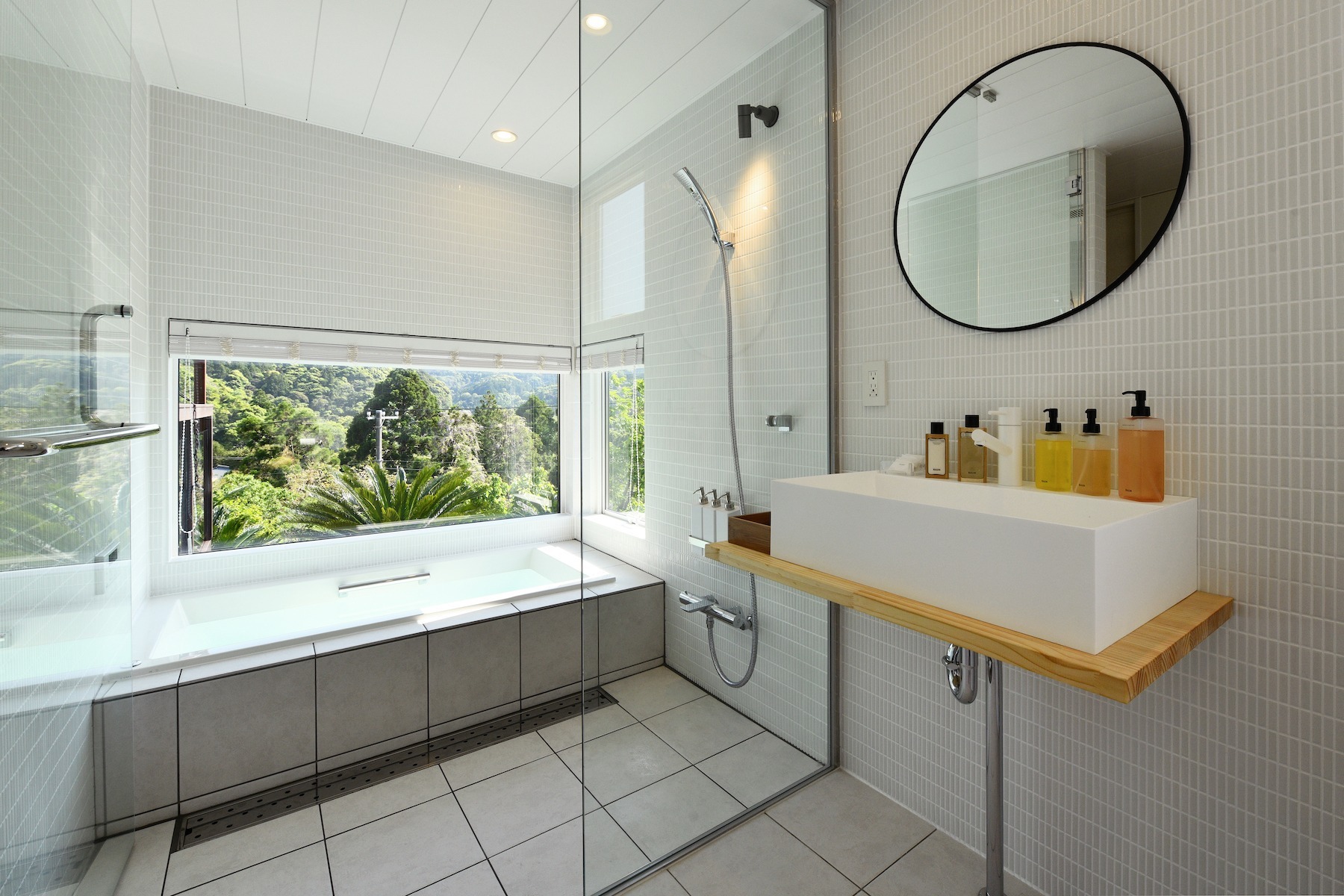 白ベースのクリーンな浴室でゆったりした湯船の横にある窓から見える自然の絶景に癒されます。