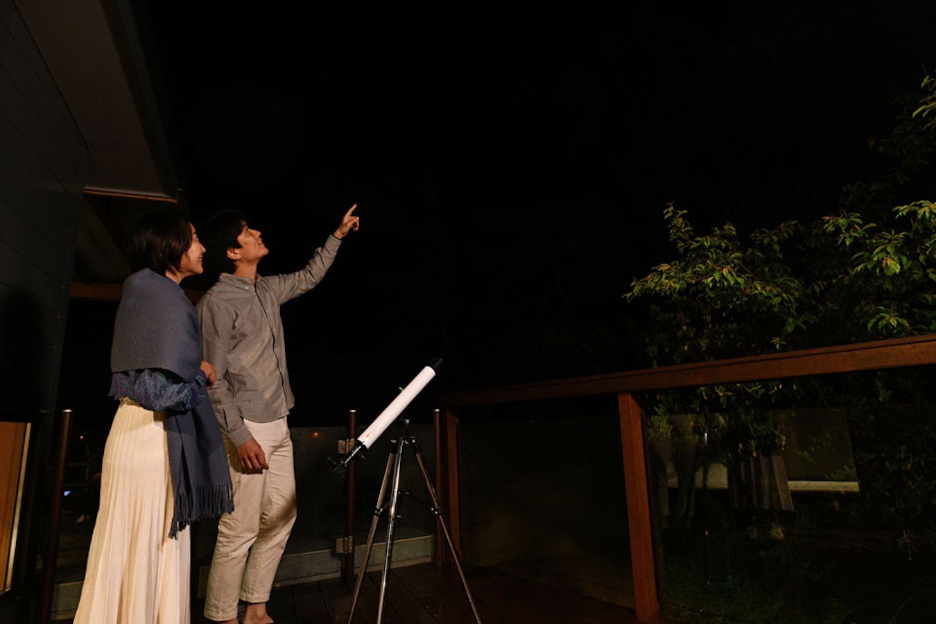 夜にはウッドデッキから満点の星をご堪能いただけます。望遠鏡もご用意ございますので、鴨川の星空を...