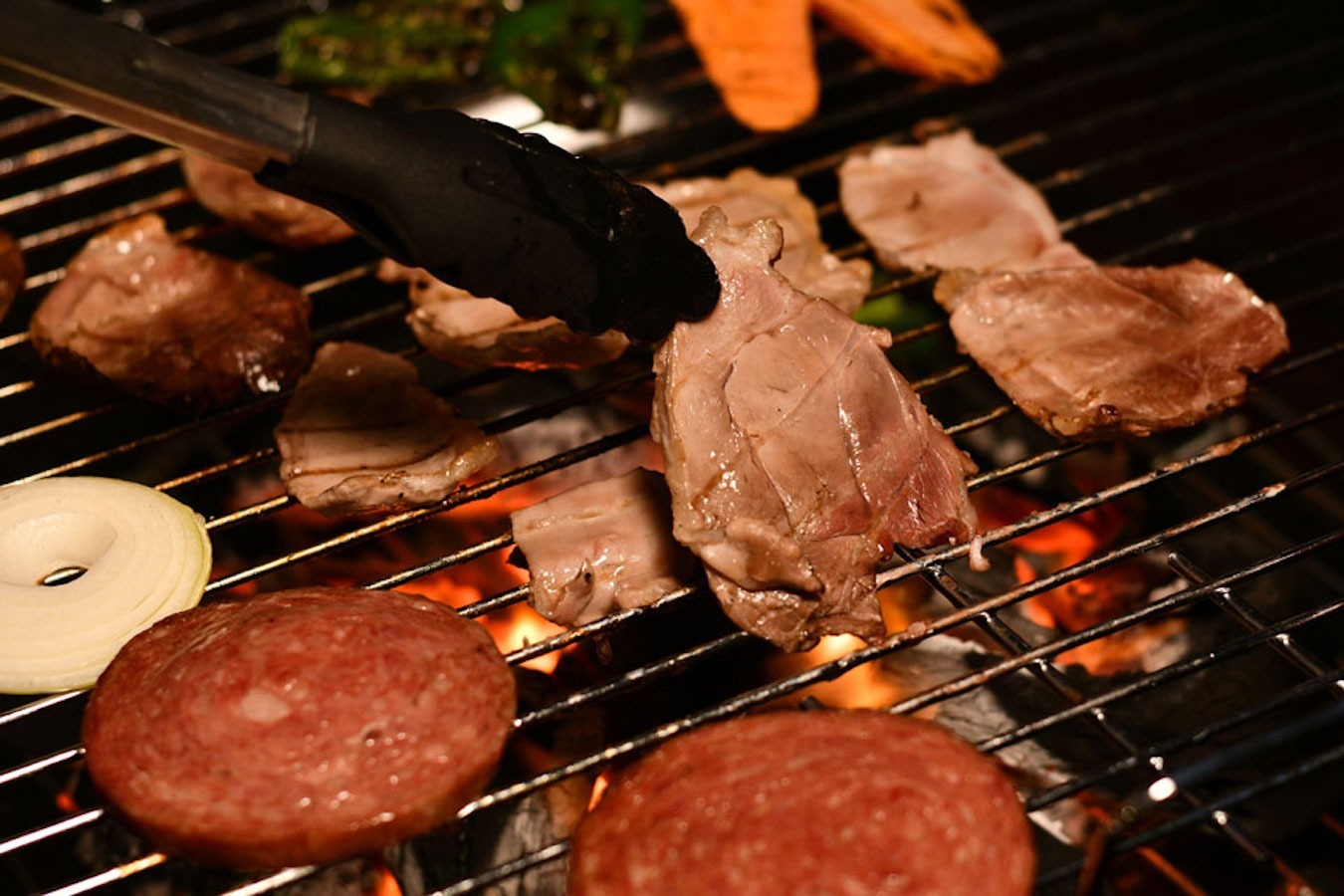 オプションのBBQメニューです。地元の素晴らしい海産物や美味しいジビエなどをBBQで召し上がっ...