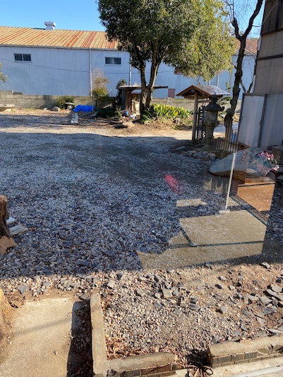 廊下から見た中門と鶏小屋