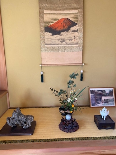 くつろぎの間をお正月モードにしました。掛け軸を赤富士にお花を生けました。