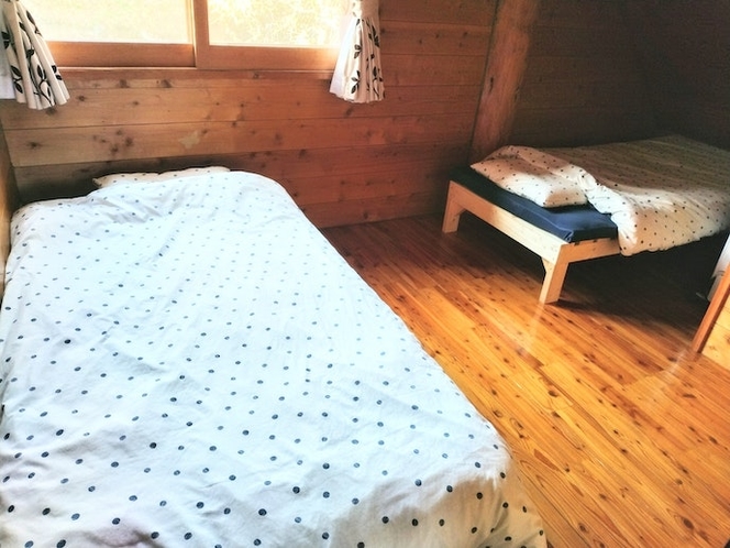 2階寝室小さい部屋/シングルベッド2台
