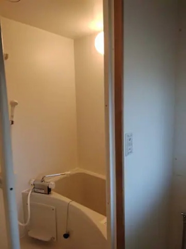 1階バスルーム/ユニットバス・オールインワン泡シャンプー・ボディタオル・洗面器・バスタオル・入浴剤
