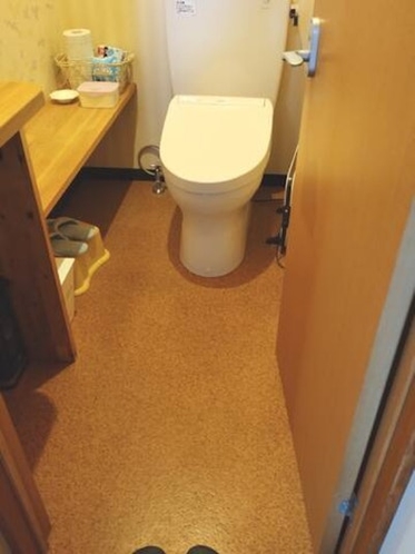 1階トイレ/ ウォシュレット付き水洗トイレ・トイレットペーパー・トイレ用スリッパ・生理用品・トイレ掃