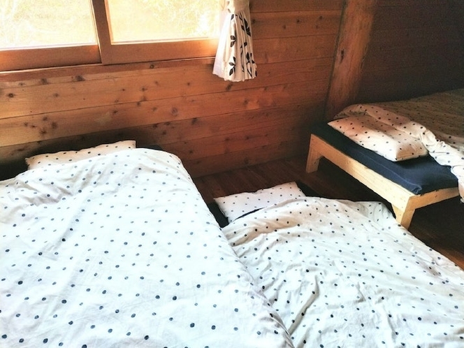 2階寝室小さい部屋/間に一組の布団を敷くことが可能