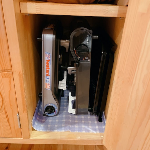 卓上コンロは食器棚の右下にございます。