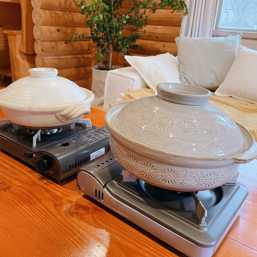 冬はみんなでお鍋を囲みましょう♪ 卓上コンロ2台分と土鍋も2つご用意しています。※カセットボンベはご