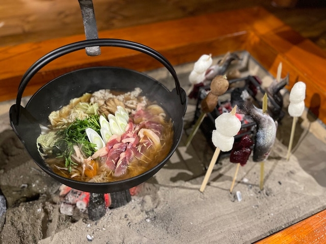 囲炉裏料理は、ジビエのお鍋や、五平餅、川魚などご提供します。