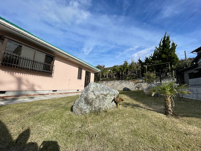 大きな岩による風情のある日本風庭園