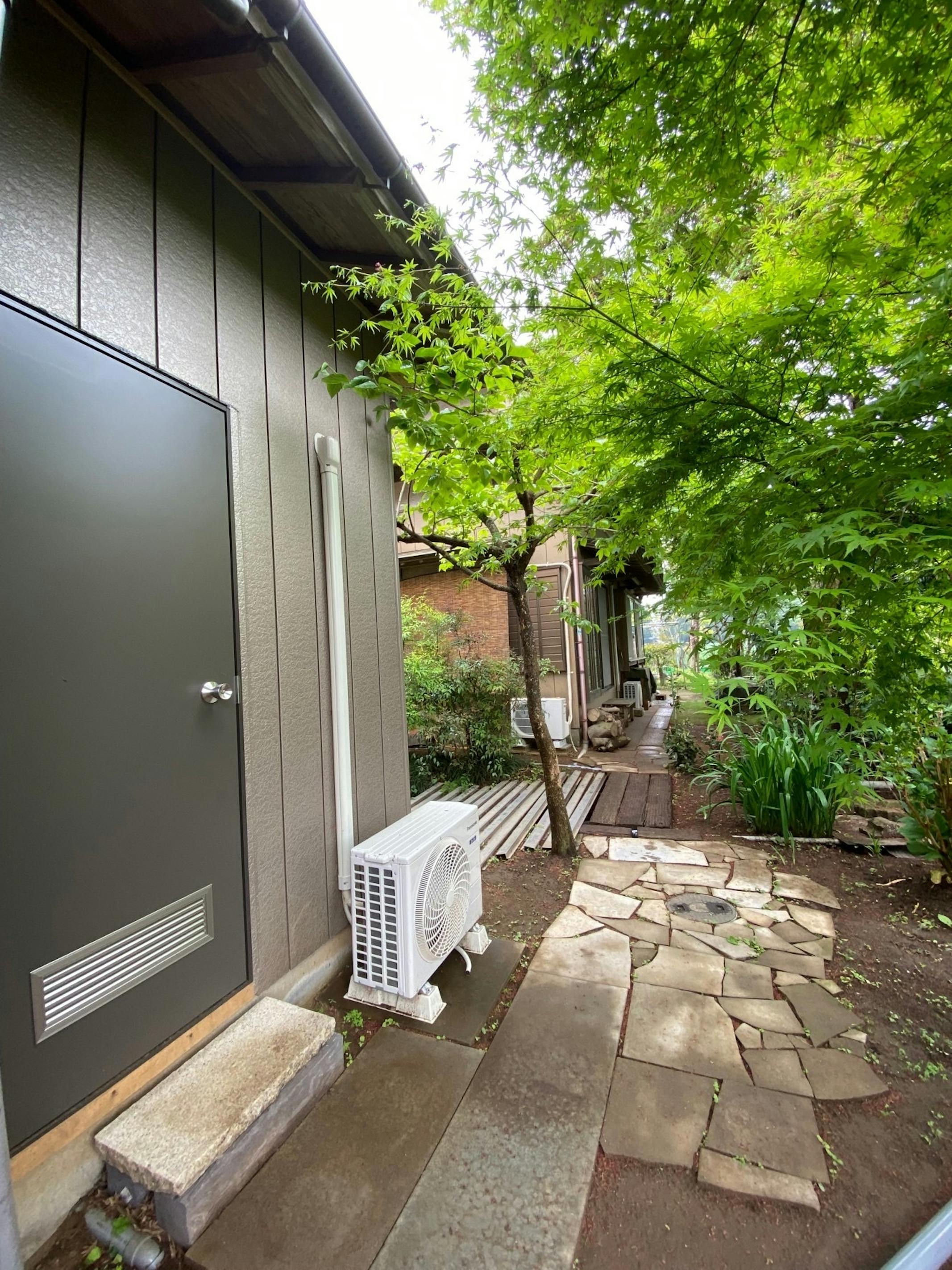 BBQコーナーへ繋がる石畳み