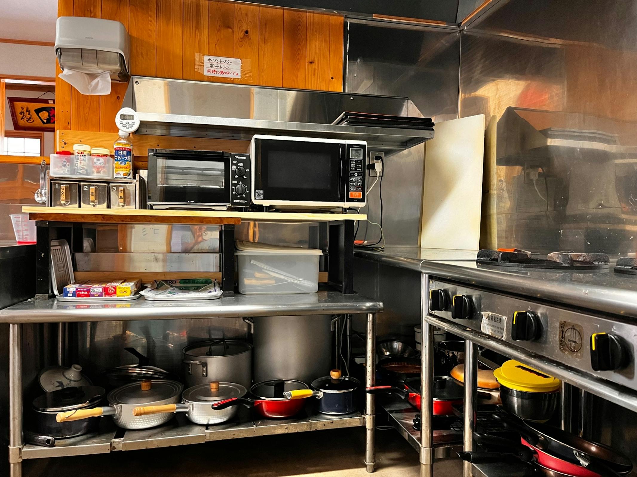 各種調味料、オーブントースター、電子レンジございます