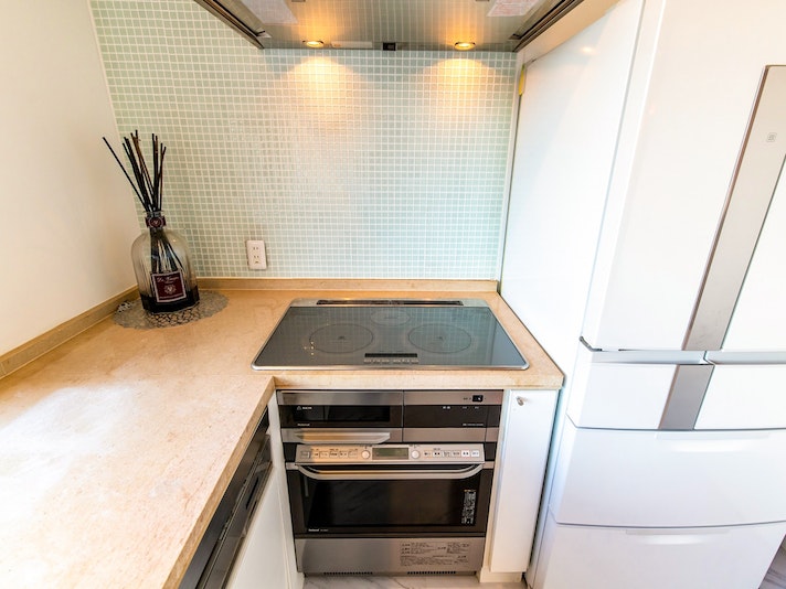 ・【キッチン】IHコンロにオーブンも設置。様々な調理に対応可能です
