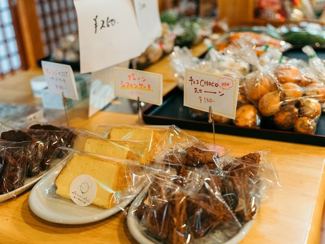 ・【売店】シフォンケーキやスコーンなど、様々な種類の焼き菓子をご用意