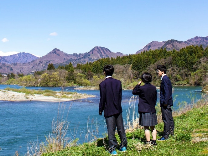 ・【風景】阿賀野川を眺める、近隣の寮に住む学生たち