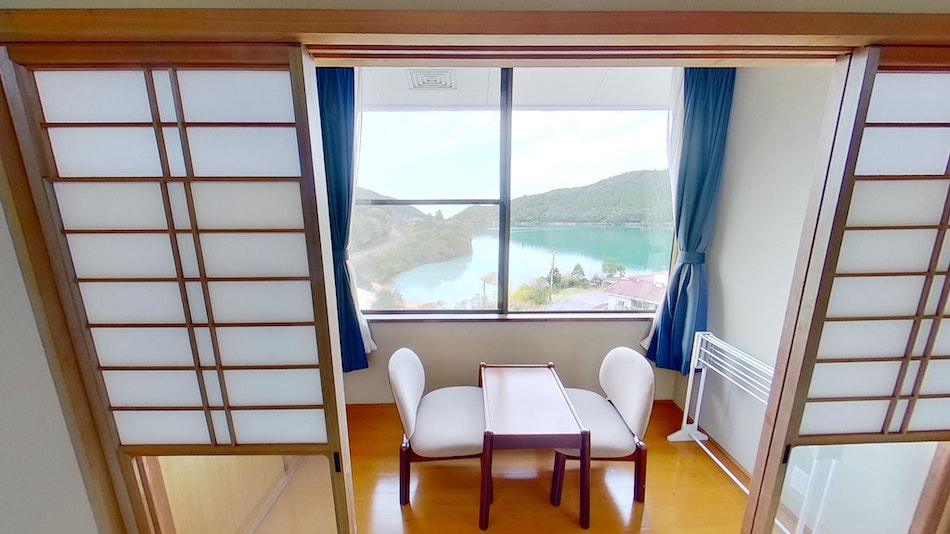 広縁からは、おしどりの池を一望できます。