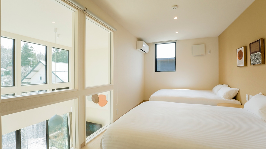 【ファミリールーム・104】寝室の窓から1Fのリビング、外の景色も眺望できます