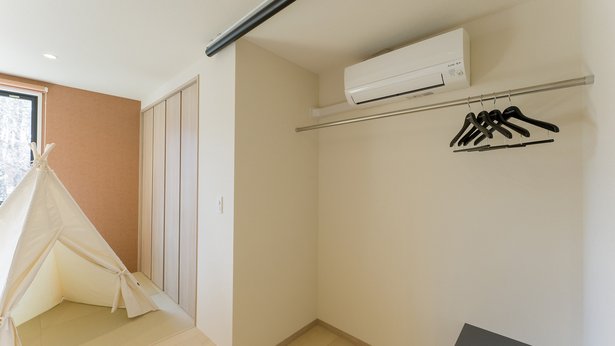 【ファミリールーム・103】ベットルームに沢山かけられるクローゼットをご用意しています