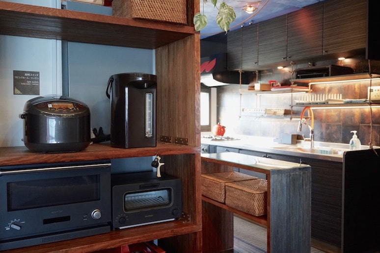 キッチン[3F]にはオーブンレンジとトースター、電気ポット、炊飯器(10合炊き2台)、冷蔵庫(400