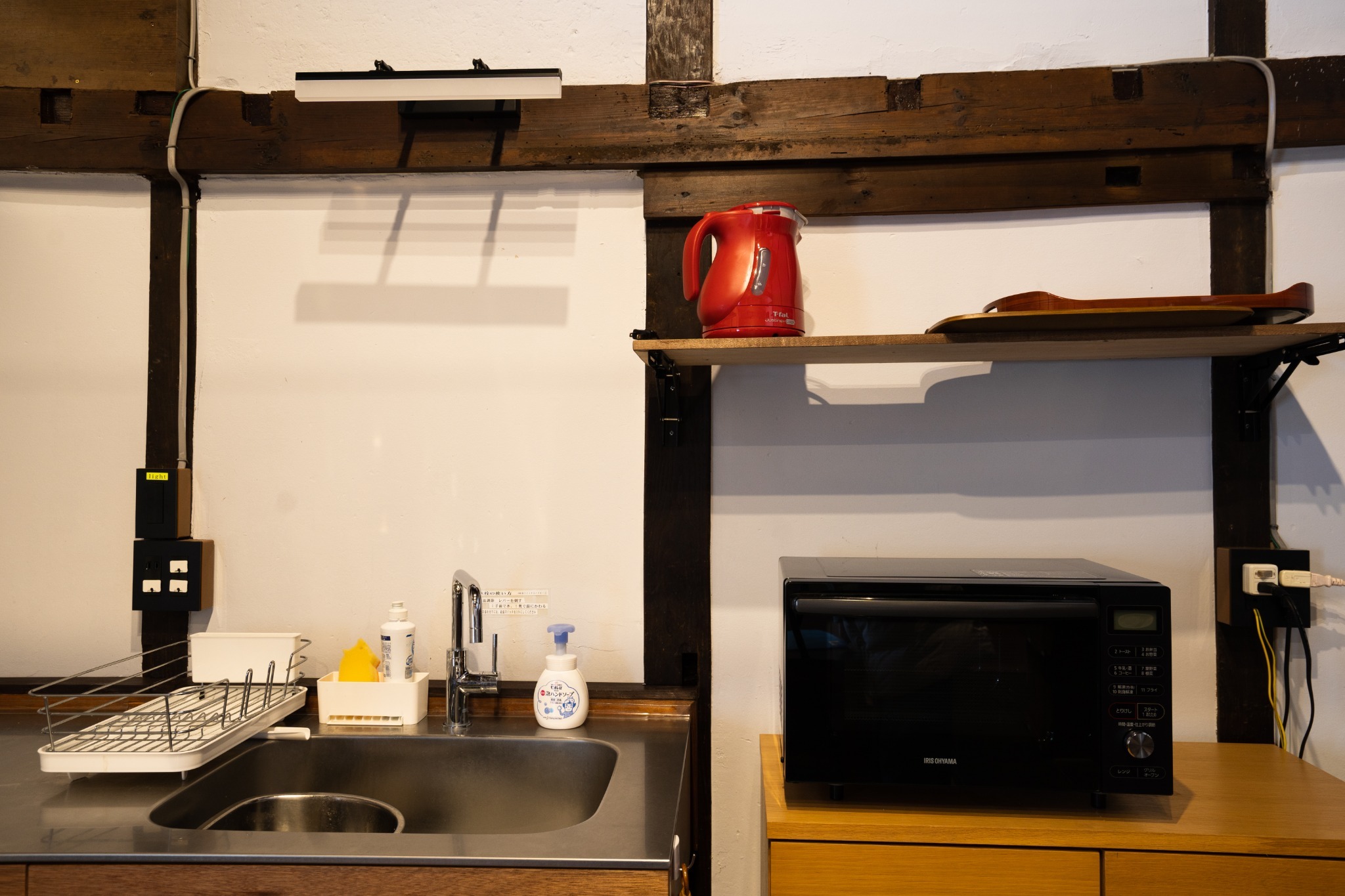 調理器具は必要最低限の物は備え付けてあります。冷蔵庫もございます。