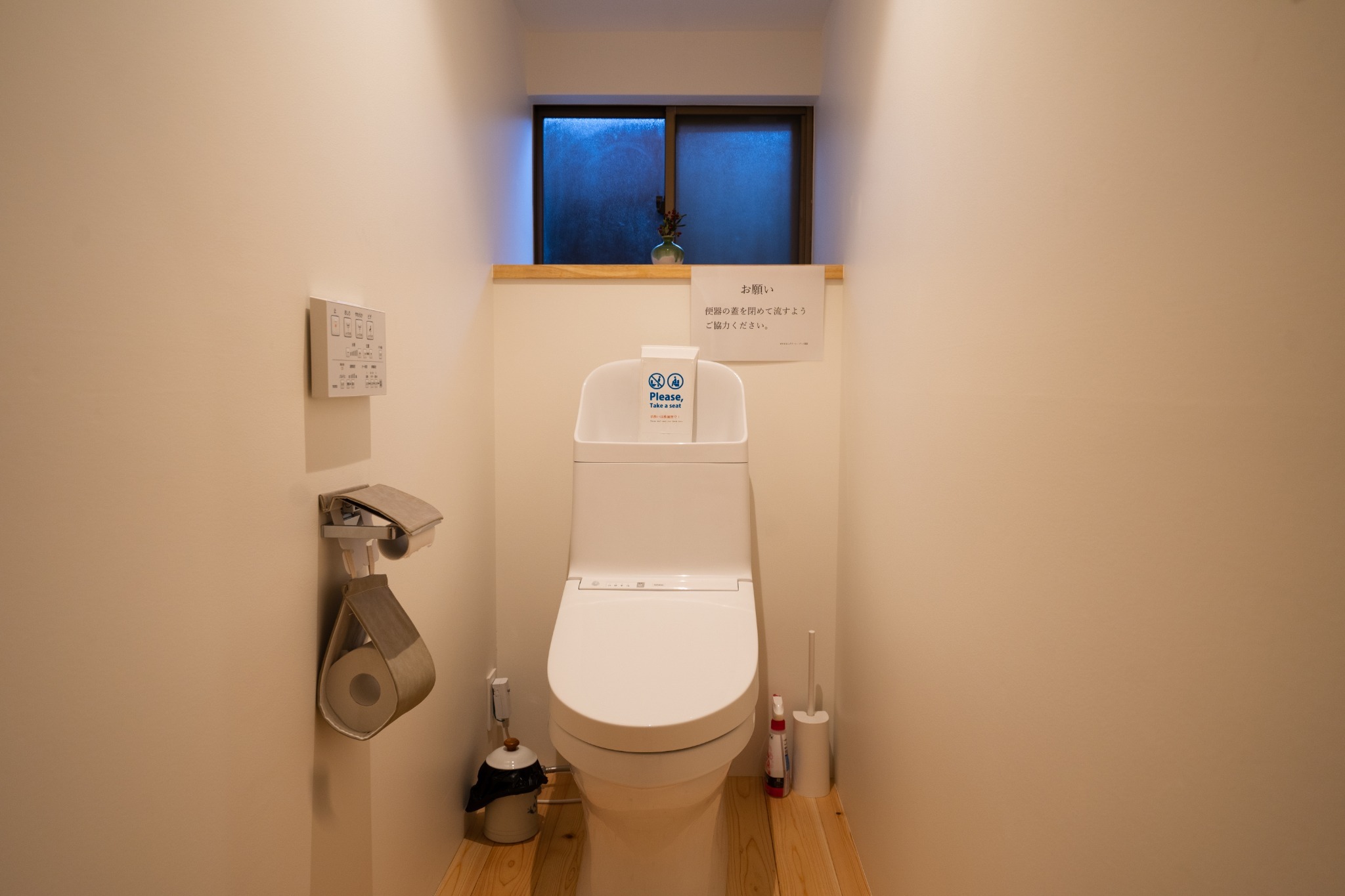 お手洗いは一回にございます。